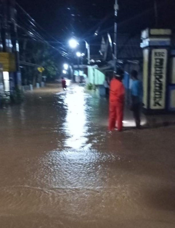 Akibat Diguyur hujan deras di beberapa daerah di wilayah Nganjuk Di terjang banjir Dan merendam puluhan rumah serta menghambat aktivitas jalan.